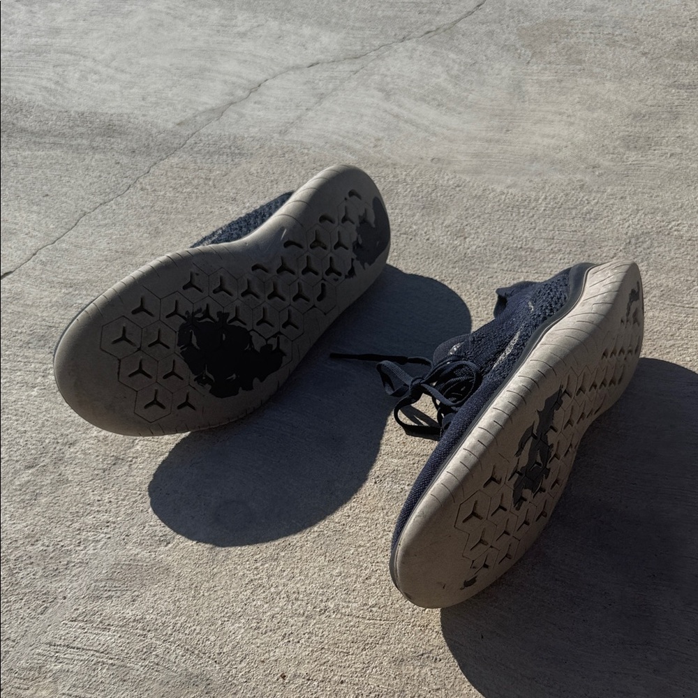 Nike Black and Gray Athletic Shoes - Picture 5 of 6